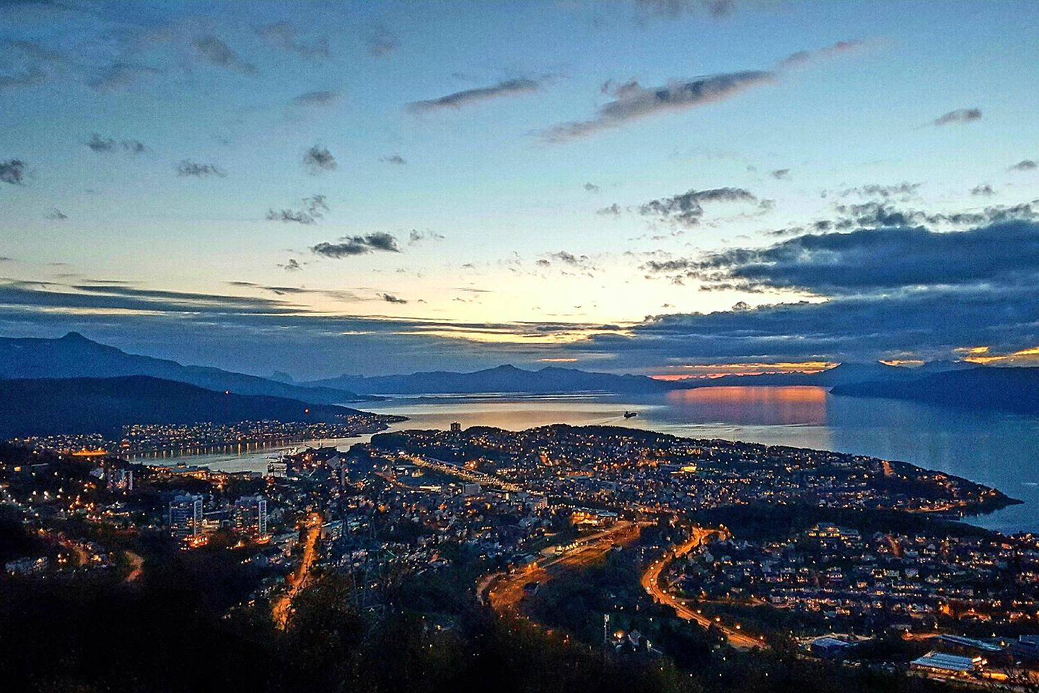 Narvik by i høstskumring.
