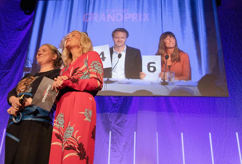 Foto_YngveVogt_IMG_1264.jpg Kristina Junttila Valkoinen og Solveig Kloppen på scenen