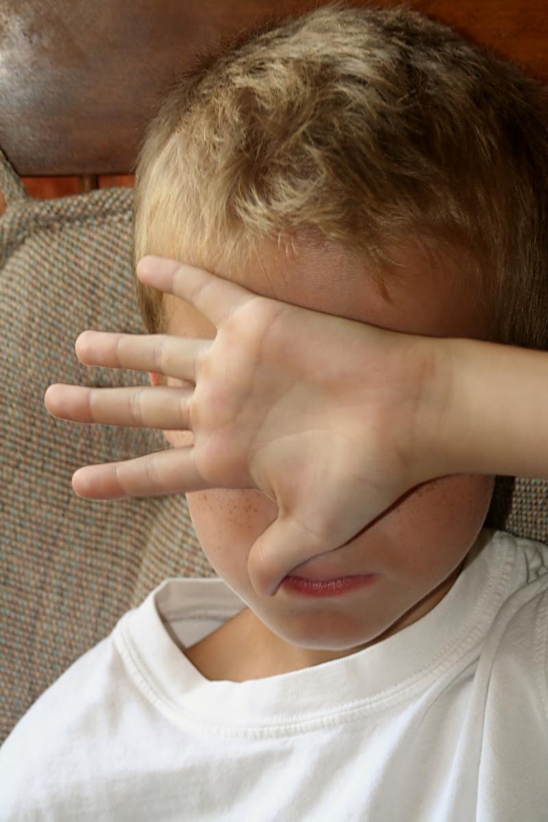 3108861-leave-me-alone.jpg Barn som holder hånda over ansiktet