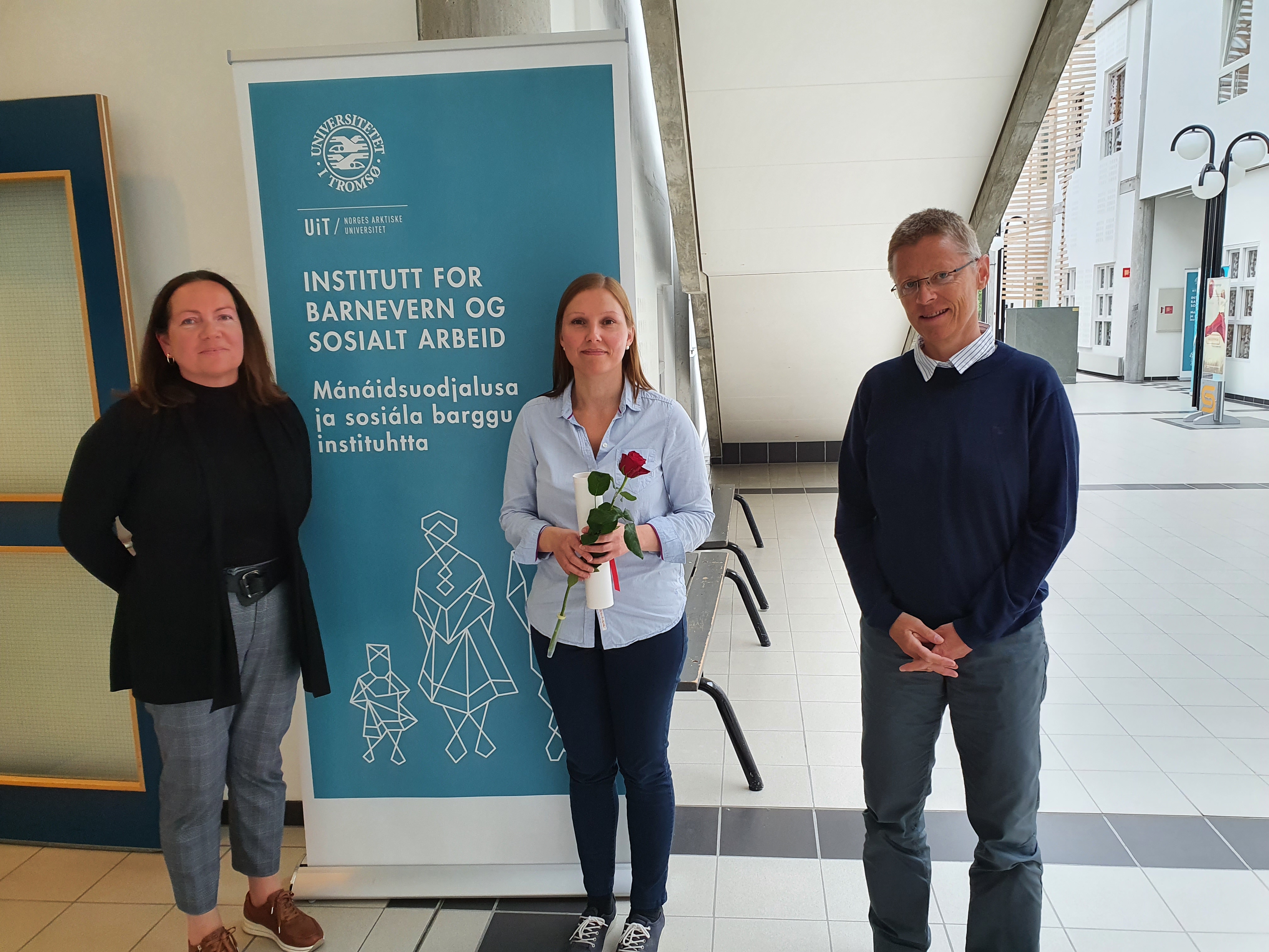 Hanne Soleng Lyngmo med instituttleder Nina Hermansen og veileder Merete Giertsen.jpg Mastergrad barnevern og sosialt arbeid UiT Alta
