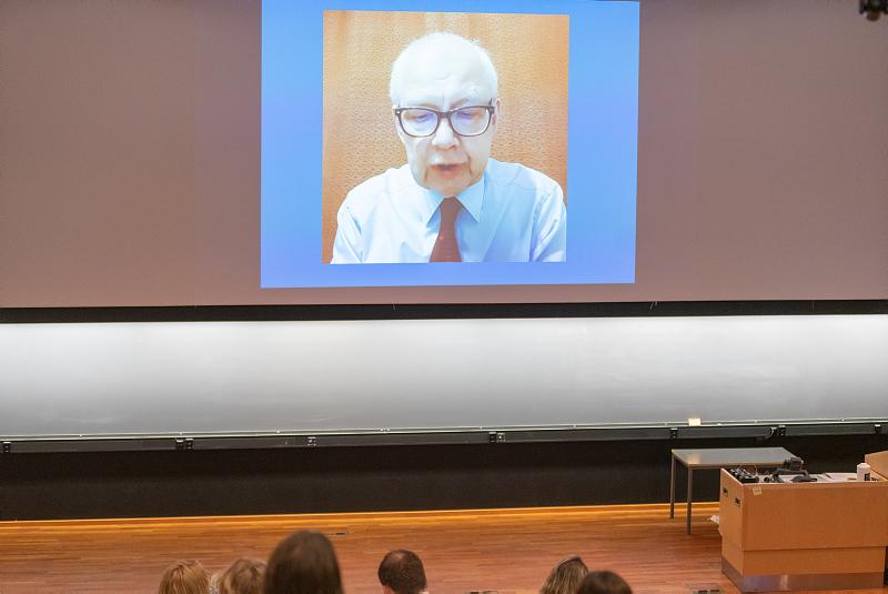 20201217-DSC01034.jpg Alexey Komarov fikk prisen overrakt via strømming og sendte videohilsen der han takket kollegene ved UiT.