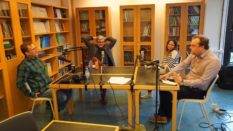 Presentasjon_gatorsmetode_2.jpg Gjennom prosjektet har forskerne laget flere podkaster, som ledes av tidligere journalist Svein Harald Lian (t.v.). Her er det Marcus Buck, Unn-Doris Bæck og Jonas Stein som blir intervjuet.
