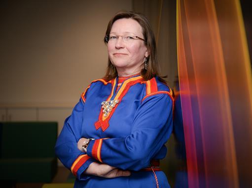 Broderstad Portrett av ei kvinne i samisk kofte.