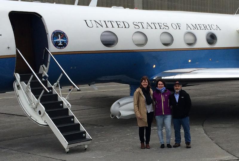 Camilla Brekke NASA JPL.jpg Tre menneske foran eit lite jetfly. På flyet står det United States of America.