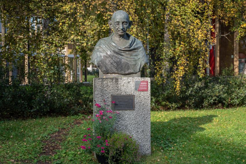 gandhi-statue 