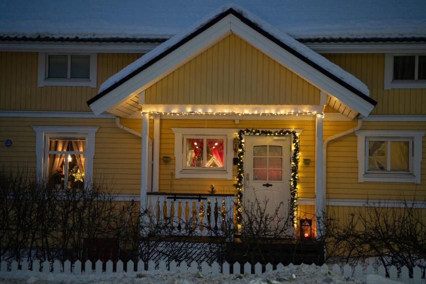 gult hus med julelys 