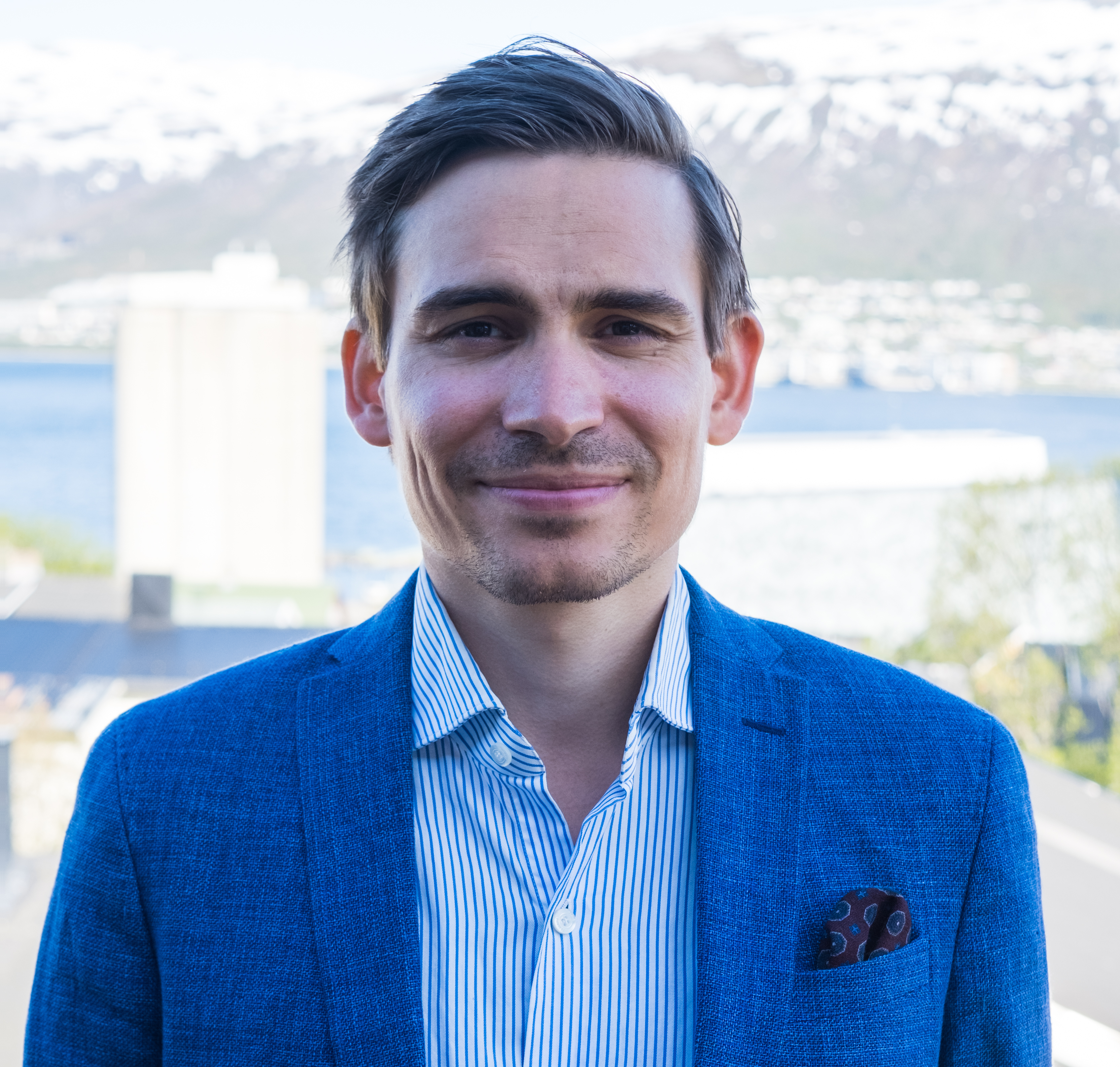 Bilde av Mathias i profil, antydning til et smil. 