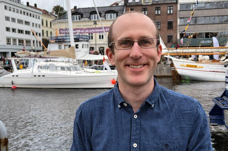 Portrett.jpg Portrett av en mann foran seilbåter