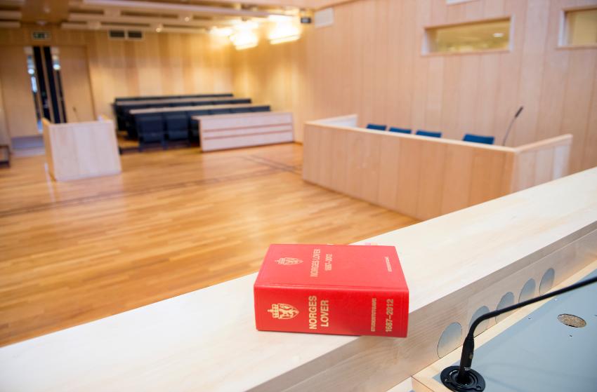 Norges lover som ligger i en rettssal 