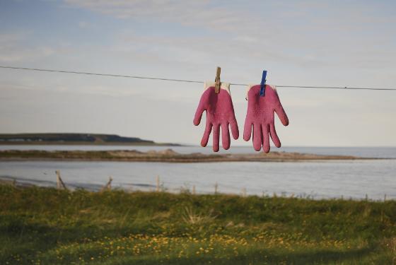 Illustrasjonsbilde for KVENSK SØNDAG | Film: Kvendetektivene | Foredrag: Ida Tuomainen | Kreativt verksted: Frottasje og sjablonger