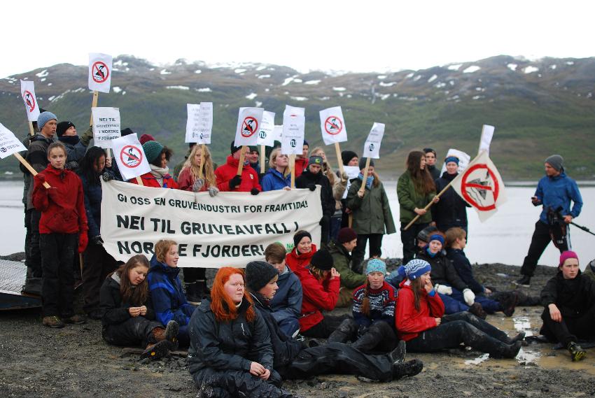 ungdommer som demonstrerer ute i naturen  