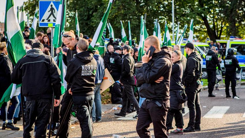 Mennesker som demonstrerer med grønne flagg 