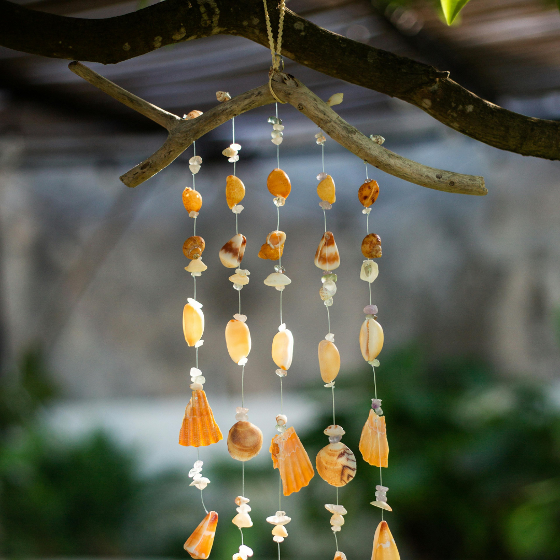 Illustrasjonsbilde for KREATIVT VERKSTED | Lag en uro inspirert av tang og livet i havet // CREATIVE WORKSHOP | Mobiles inspired by kelp, waves and marine life