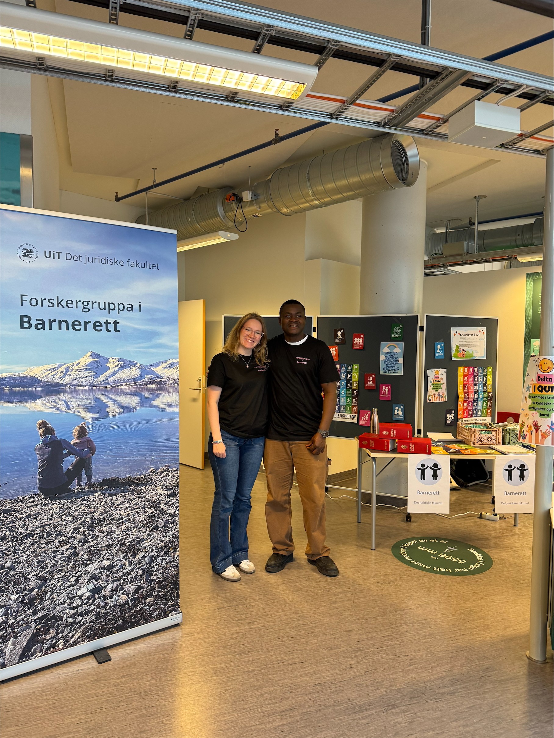 Ida og Gilbert poserer p&aring; stand