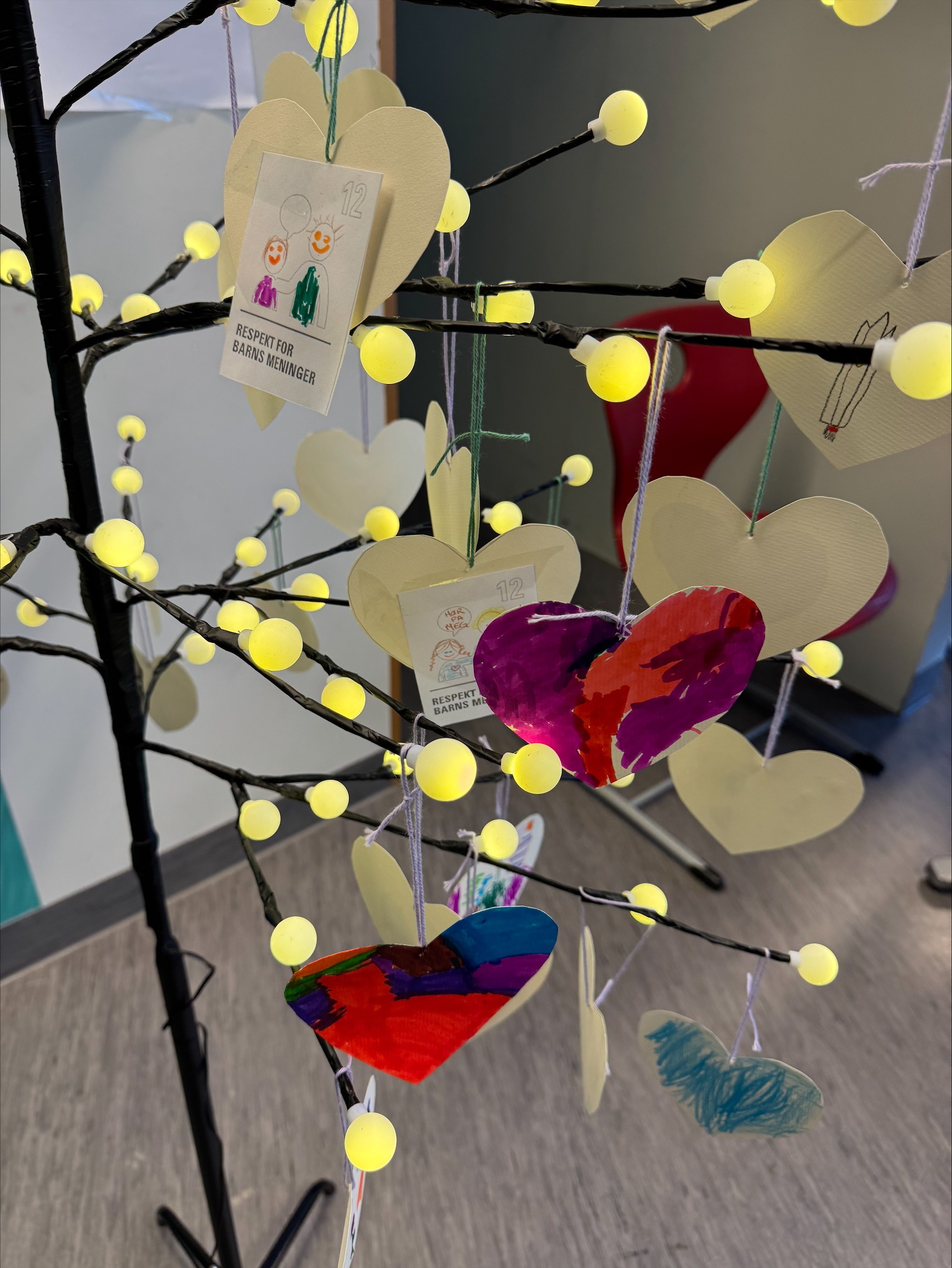 Bilde av lystreet laget av tegninger og tekst fra barn