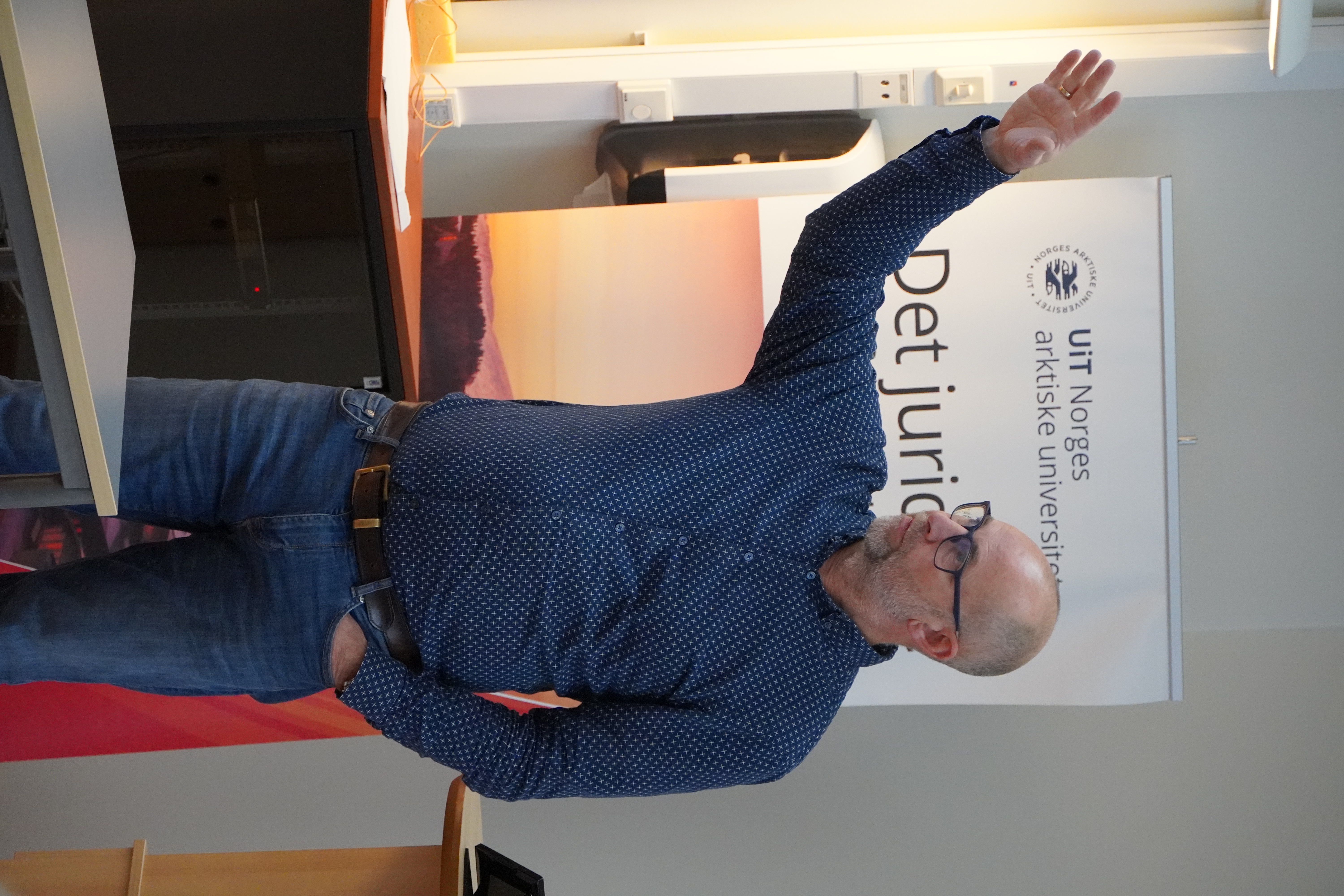 Ketil Zachariassen is talking and showing off his presentation