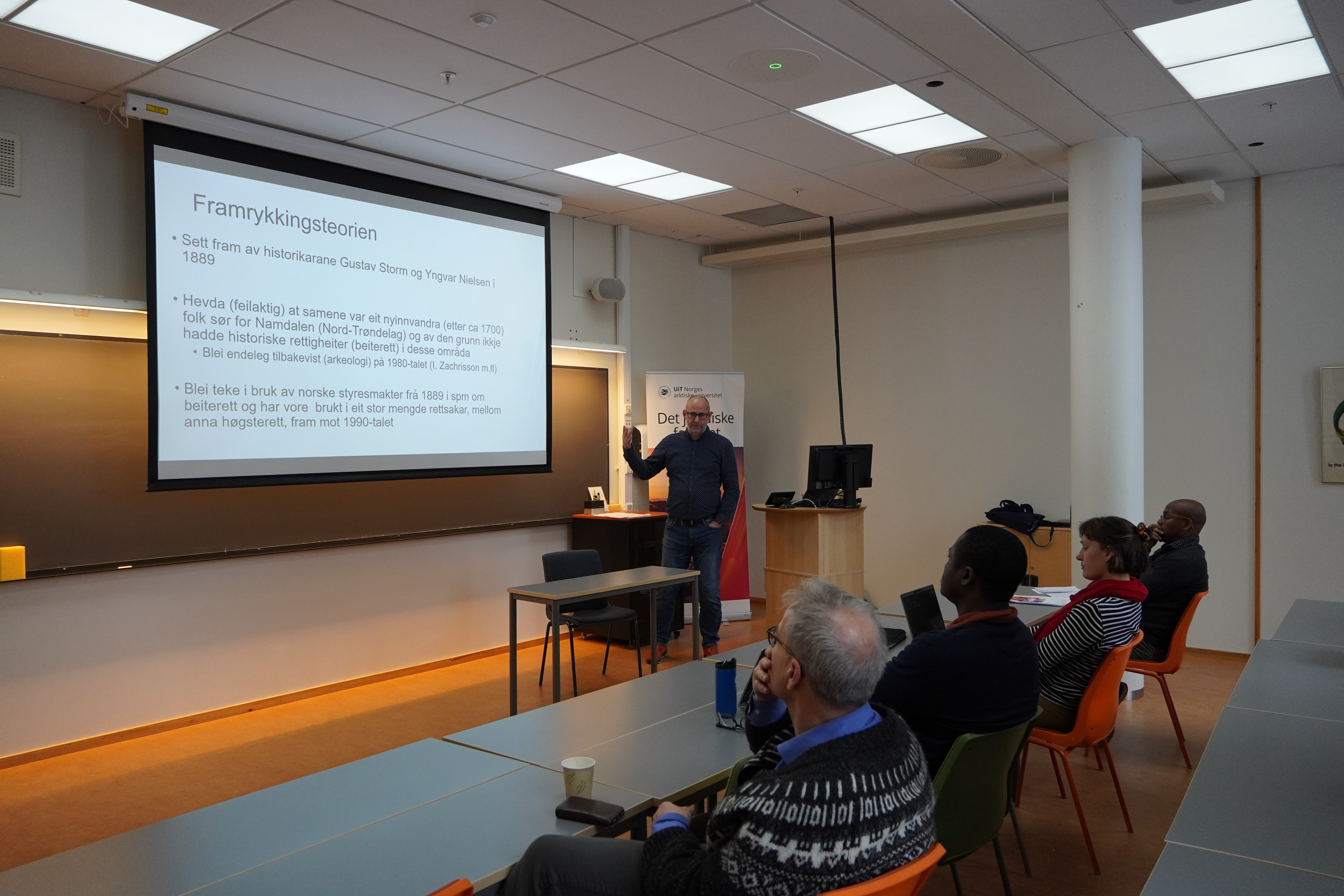 Ketil Zachariassen is talking to the audience