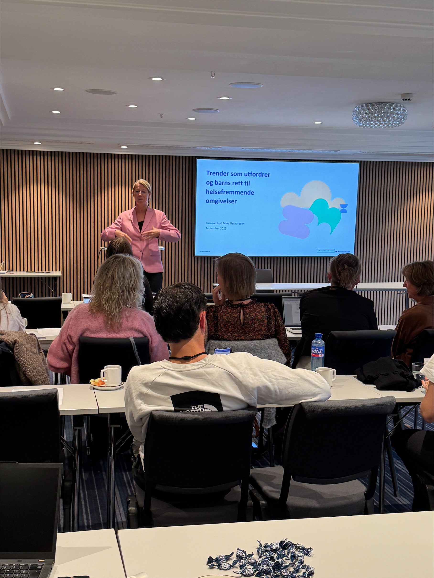 Barneombud Mina Gerhardsen snakker om "Trender som utfordrer og barns rett til helsefremmende omgivelser".&nbsp;