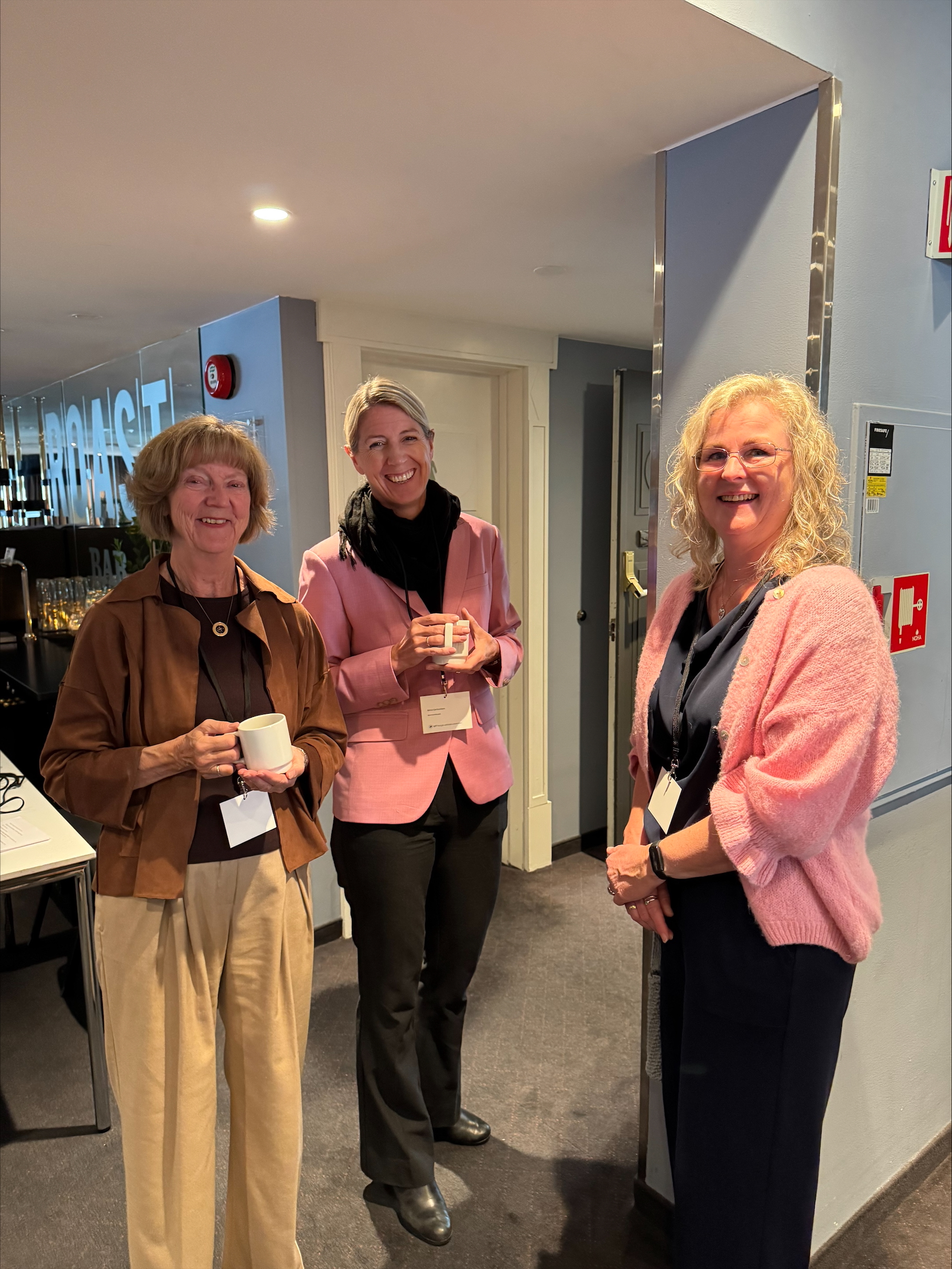 En viktig del av enhver konferanse er pausesamtalene, her professor emeritus Kirsten Sandberg, UiO, i &nbsp;samtale med barneombud Mina Gerhardsen og&nbsp; oppvekst- og barneverndirekt&oslash;r, Statsforvalteren i Troms, Hilde Bremnes.&nbsp;&nbsp;