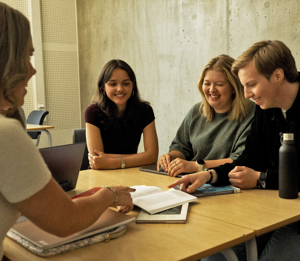 Studenter som jobber i kollokviegruppe