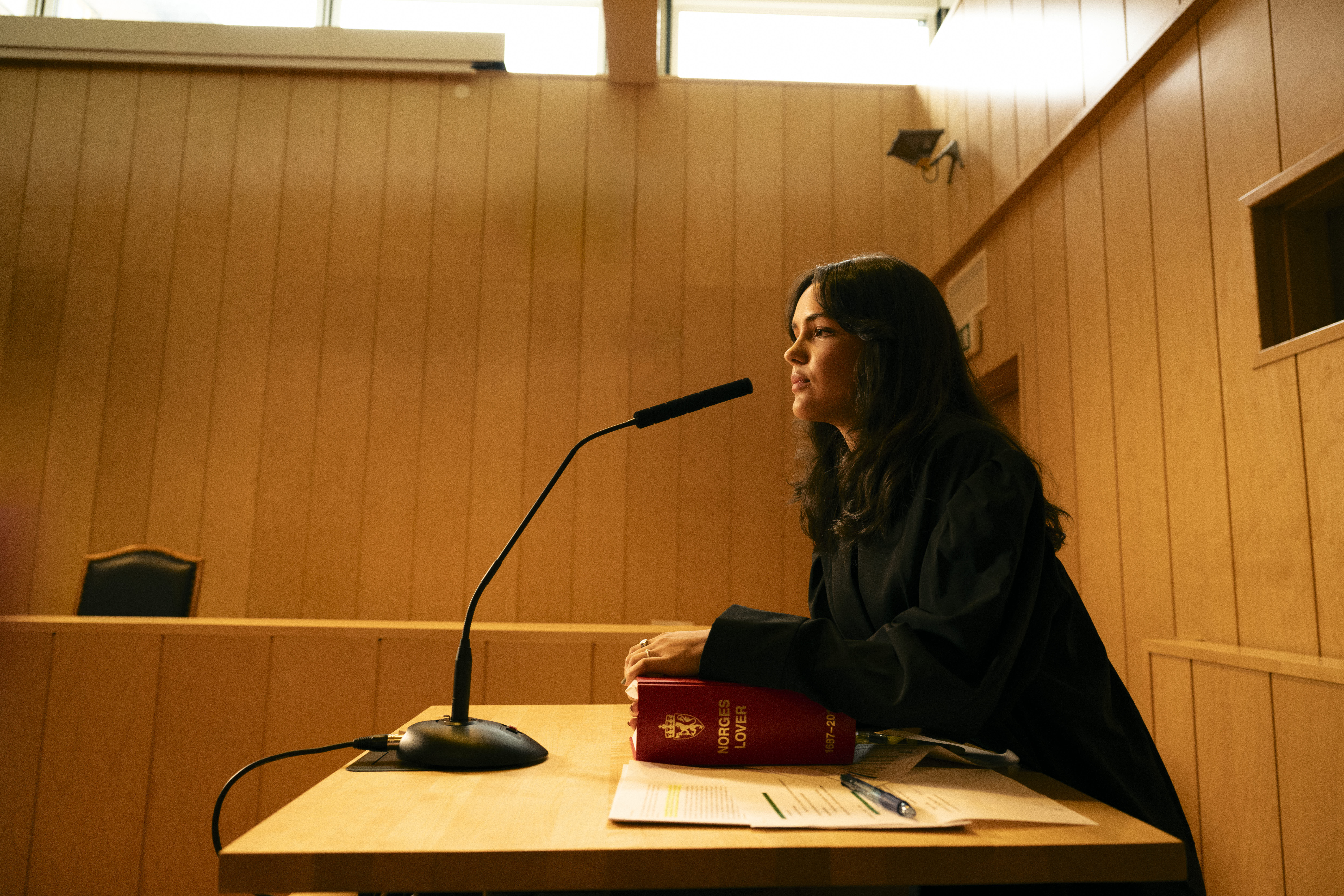 Voksen og barn tegner i barnehagen