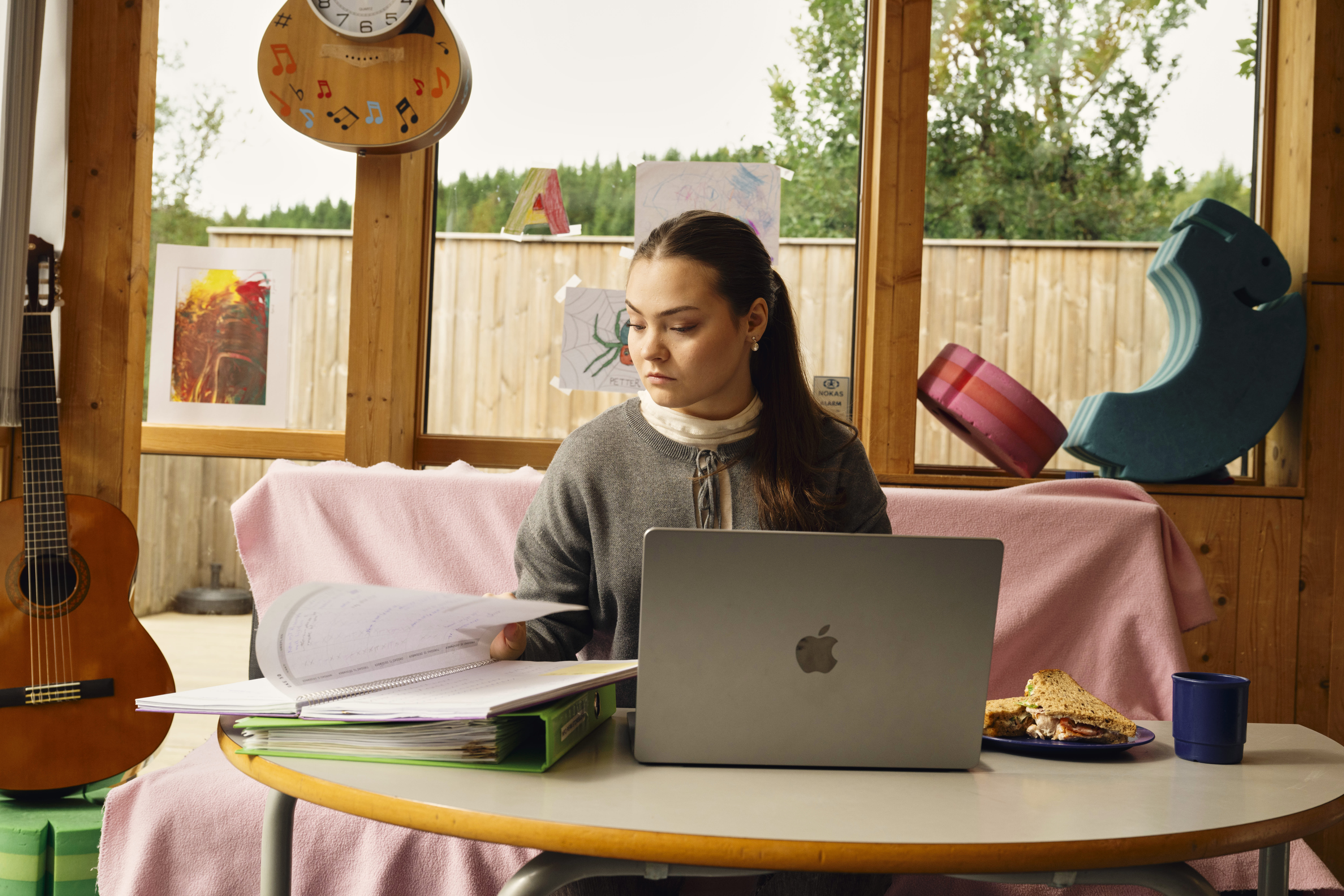 Student som studerer i lunsjpausen. 