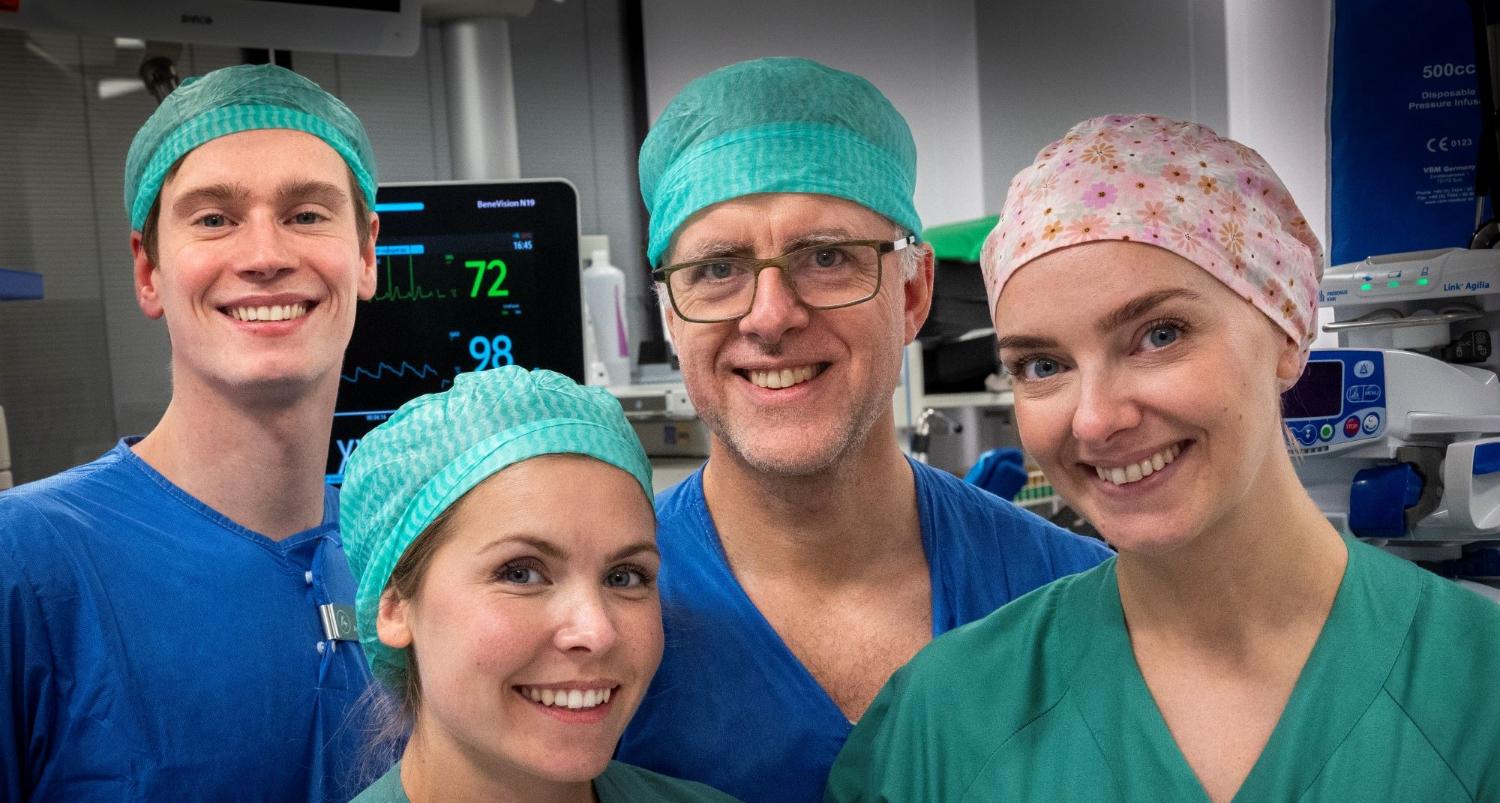 Fire smilende sykepleiere