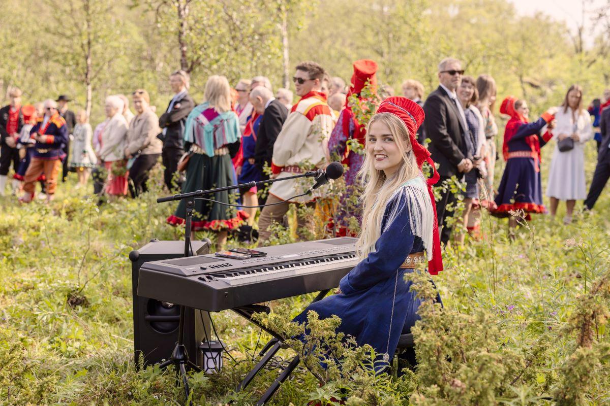 Ellinor sitter ved et piano i skogen