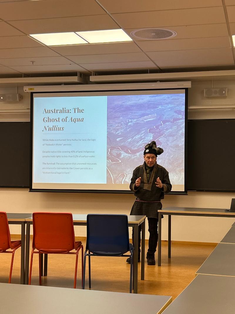 Man som snakker til en forsamling