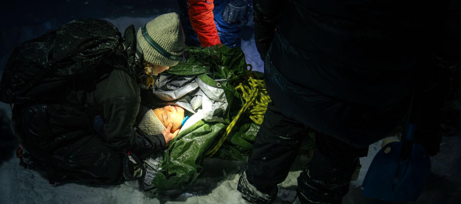 Pasient som b&aelig;res bort av sykepleierstudenter under &oslash;velse