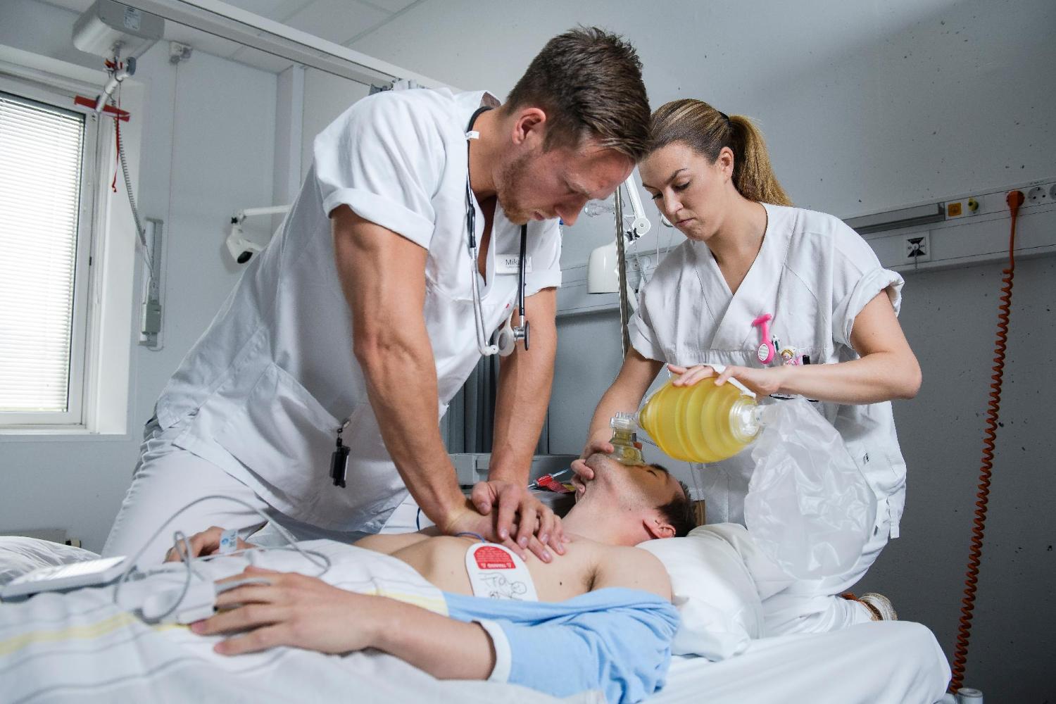 Sykepleiere ventilerer pasient