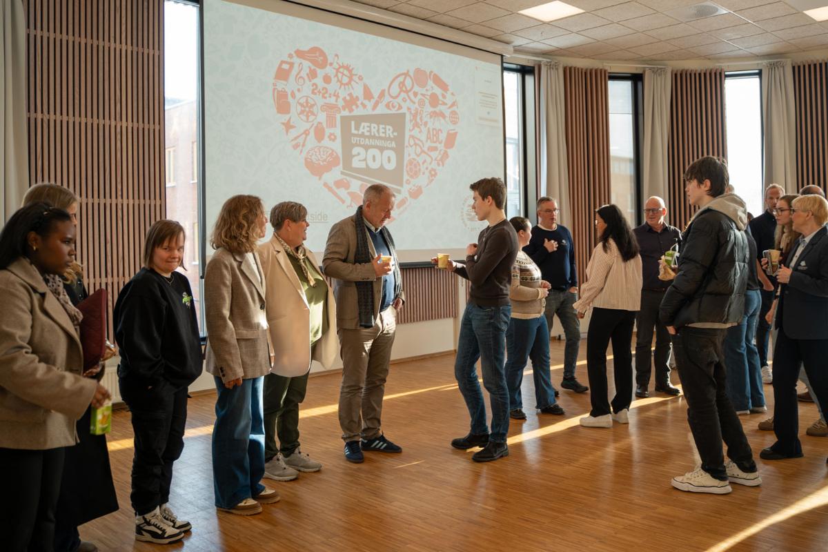 Elever, ordf&oslash;rere og l&aelig;rere ved UiT deles inn i grupper for omvisning. 