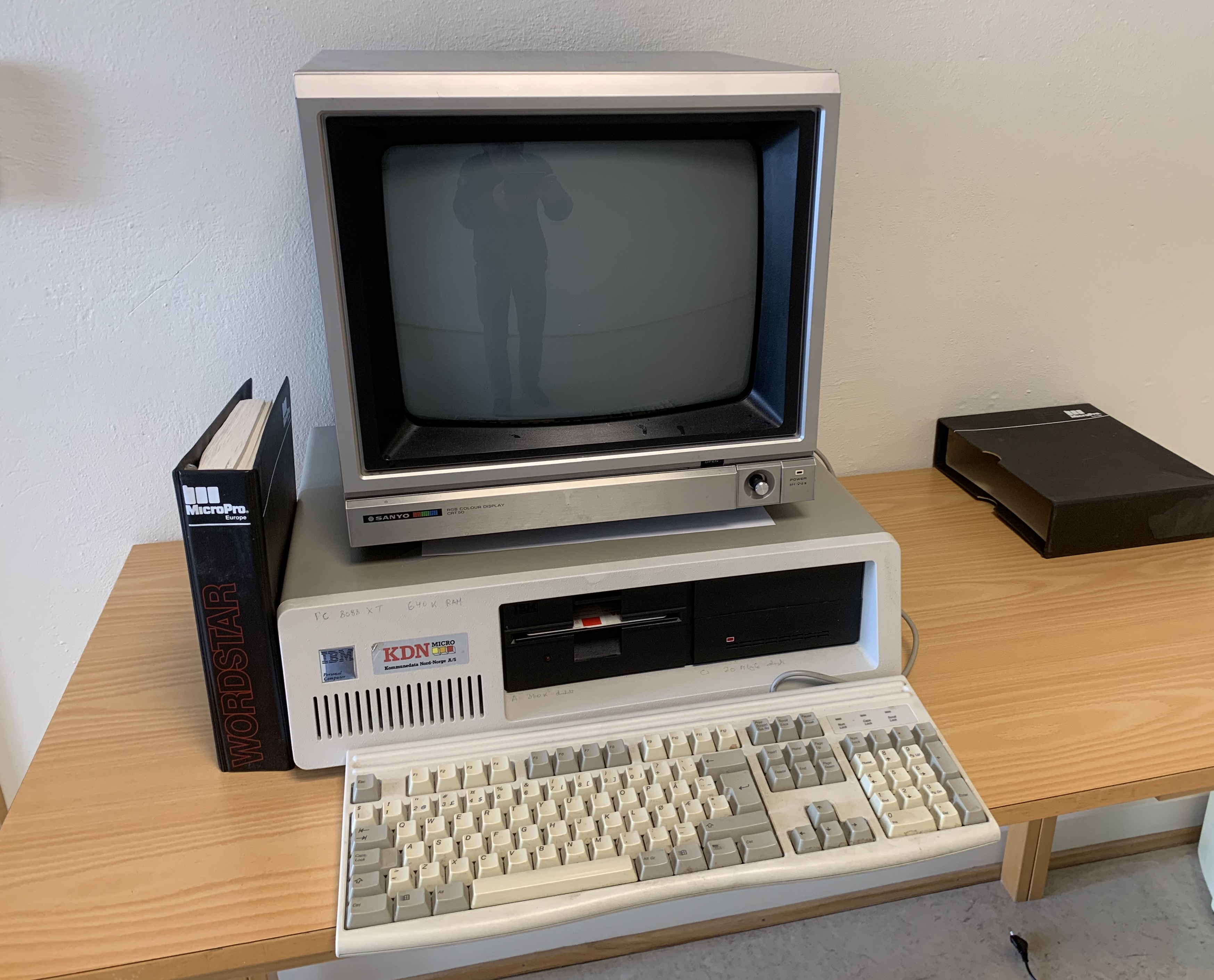 Et bilde som inneholder tekst, innendørs, Elektronisk anordning, elektronikk

KI-generert innhold kan være feil.